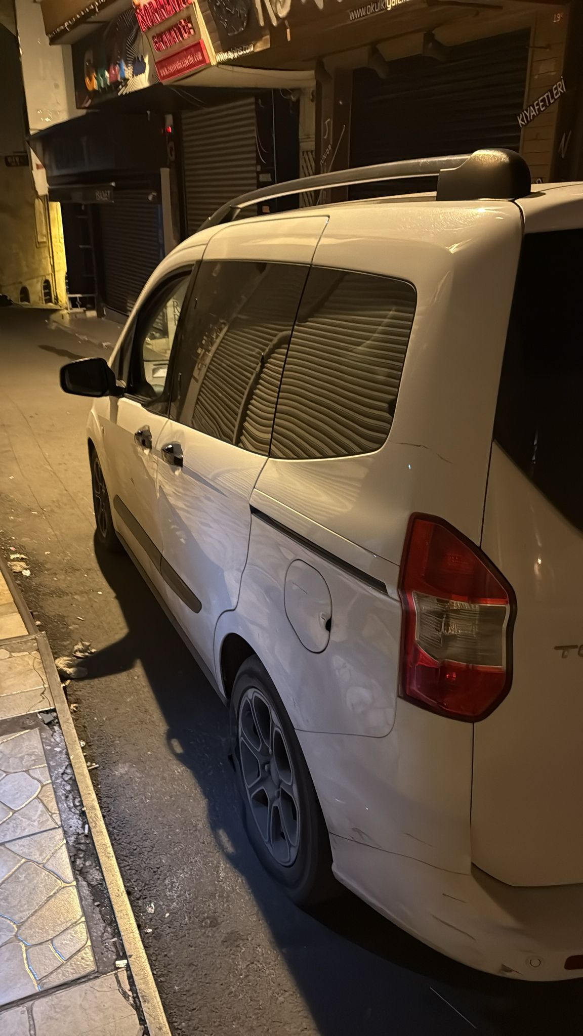 Yolda patlamış lastik